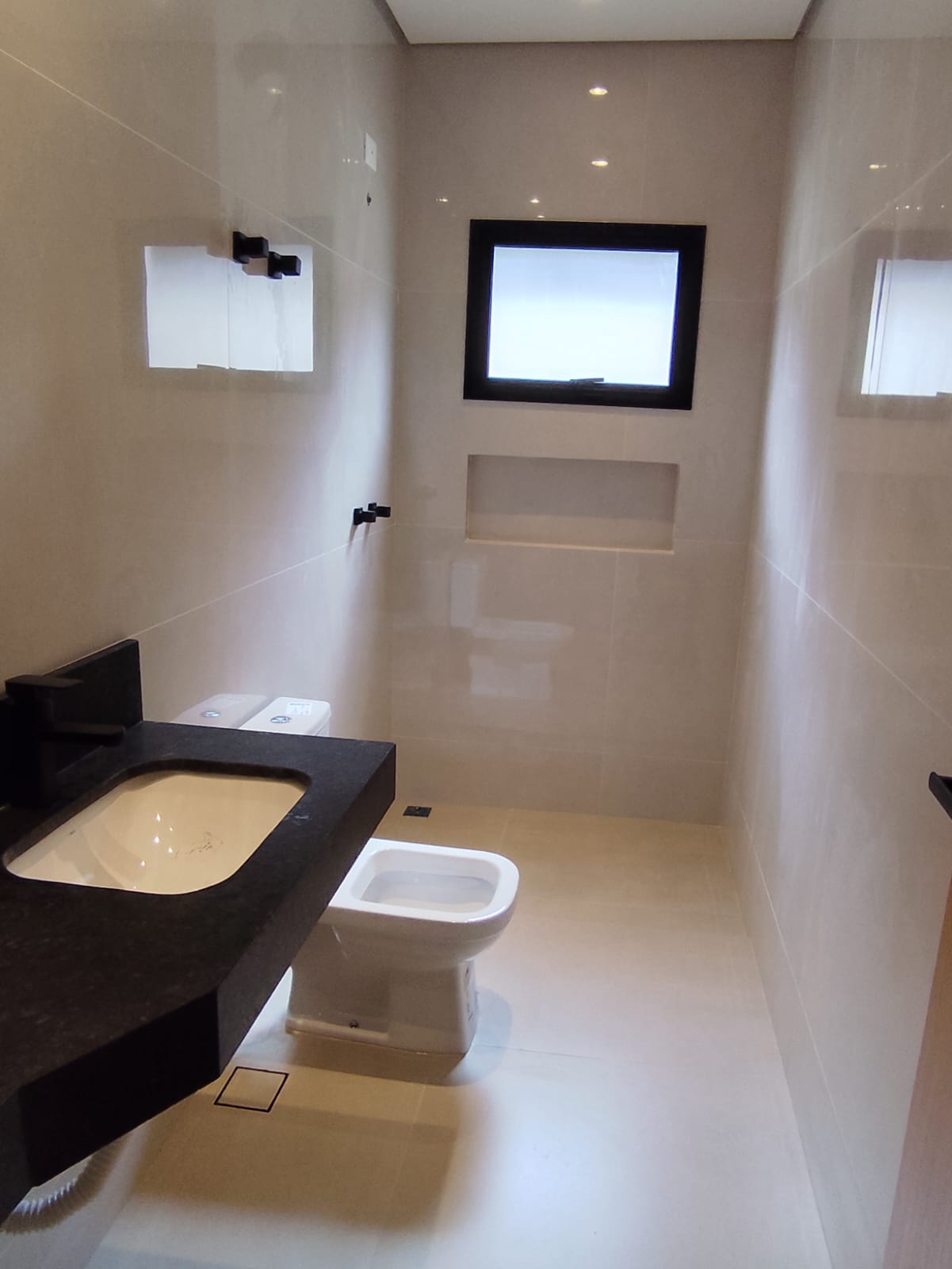 foto do anúncio Casa à venda no Jardim Chamonix, região Leste de Londrina/PR. Residência nova com 161m² de construção em terreno de 250m², pronta para morar!